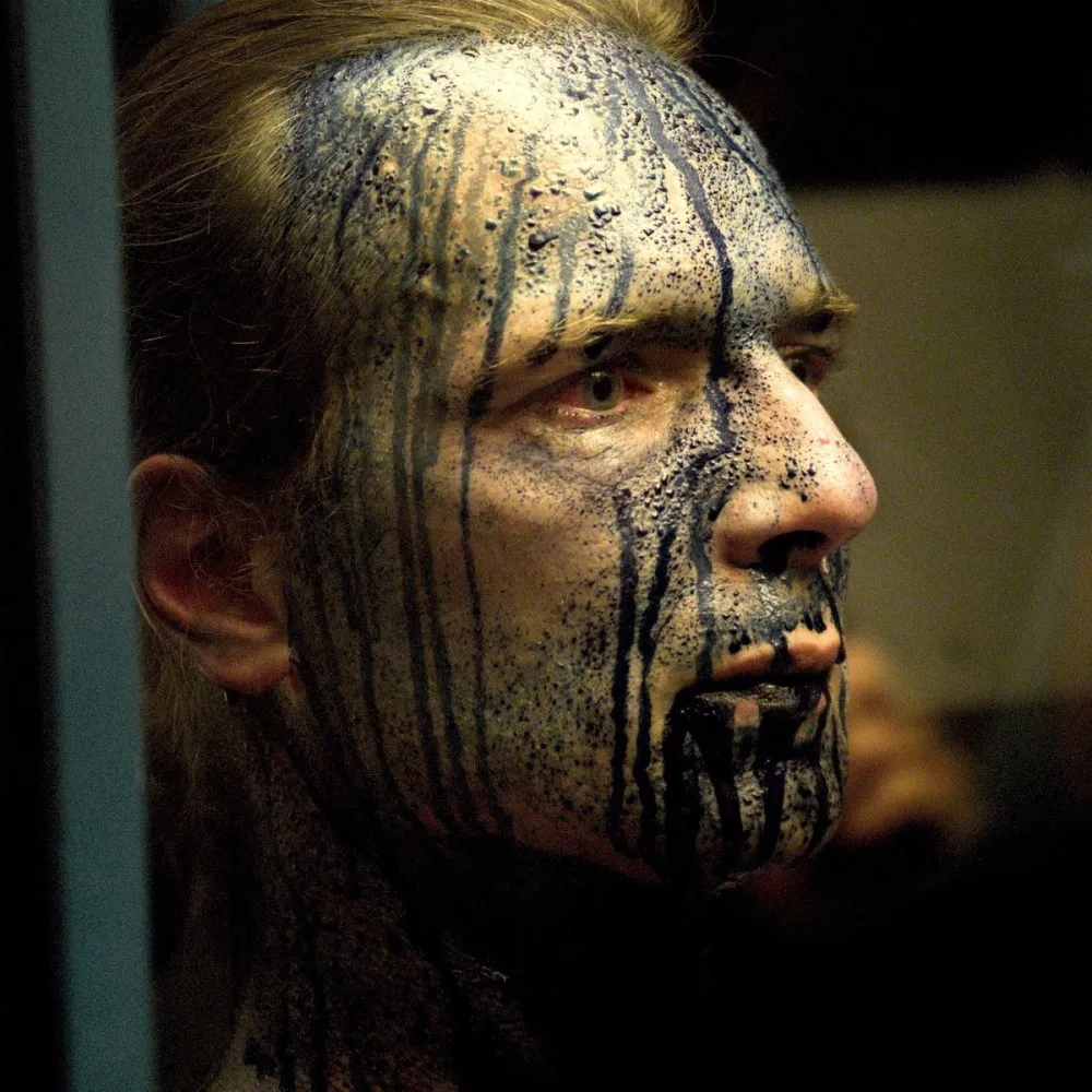 Bleu Remix by Yann Marussich (2007). In this performance, he let a blue-tinted biological liquid ooze through the layers of his skin, representing the movement of the body’s inner processes.